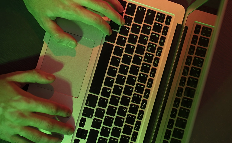 Principais tipos de ataques cibernéticos, como phishing, ransomware, malware e engenharia social, que afetam a segurança digital de empresas e usuários.