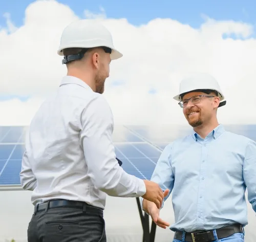 Profissional apresentando projeto de energia solar a cliente, representando estratégias de venda e dicas para conquistar consumidores no setor solar