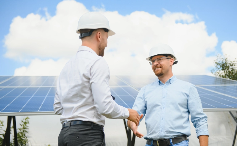 Profissional apresentando projeto de energia solar a cliente, representando estratégias de venda e dicas para conquistar consumidores no setor solar